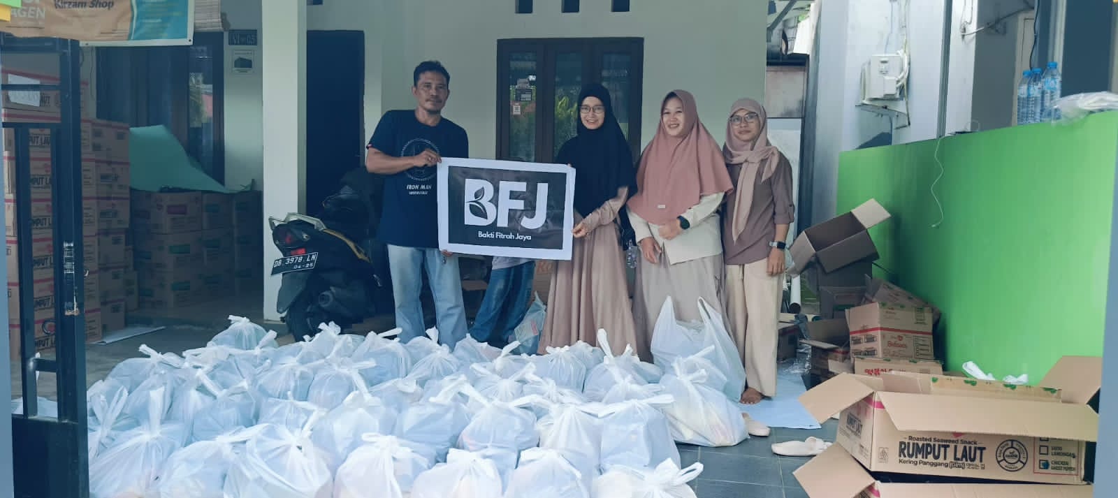 Penyaluran Paket Pangan dan Sembako